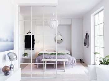 Nới rộng không gian sống bằng vách ngăn kính